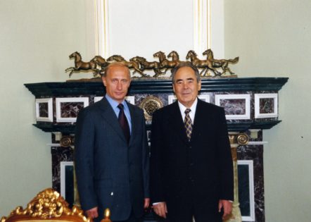 Путин и Шаймиев на фоне работ семьи Демченко
